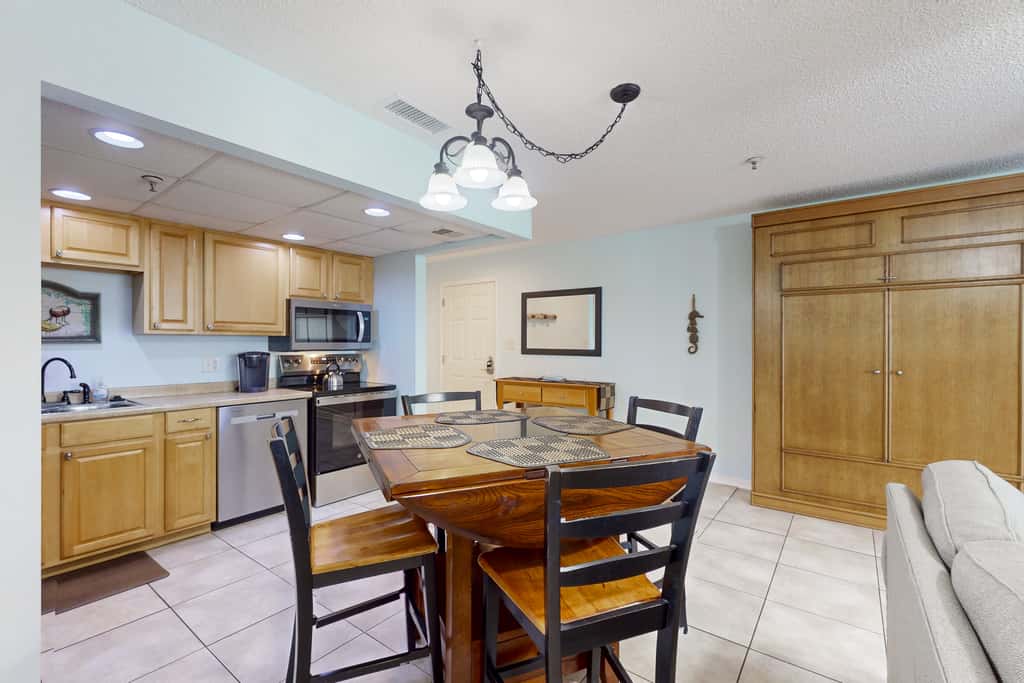 Top floor beachfront condo with Gulf views balcony pool hot tub and bocce