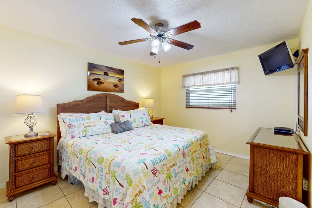 Top floor beachfront condo with Gulf views balcony pool hot tub and bocce
