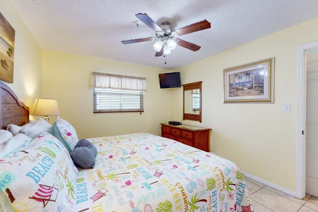 Top floor beachfront condo with Gulf views balcony pool hot tub and bocce