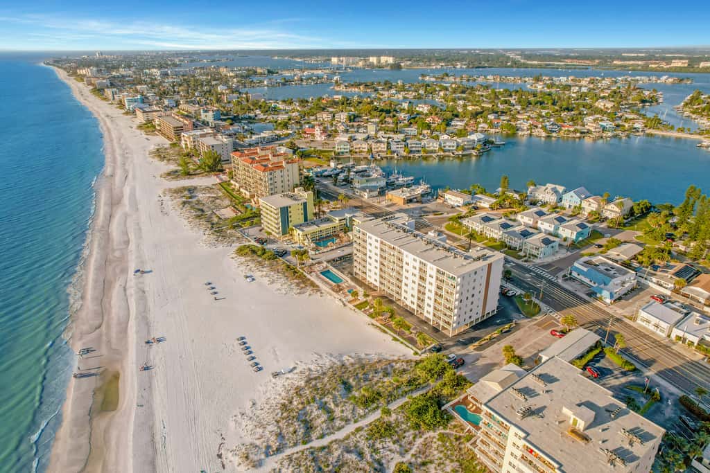 Top floor beachfront condo with Gulf views balcony pool hot tub and bocce