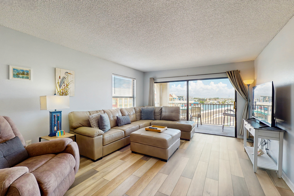 Newly renovated condo w private balcony gas grill and on site heated pool AC