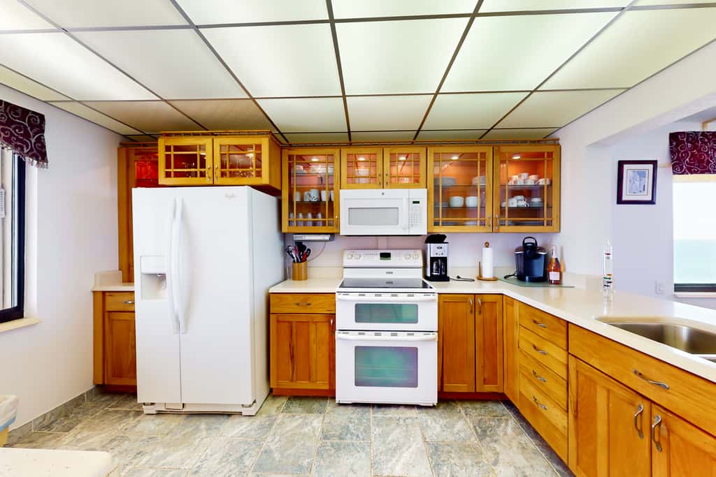 Oceanfront condo w stunning views fully equipped kitchen shared hot tub pool