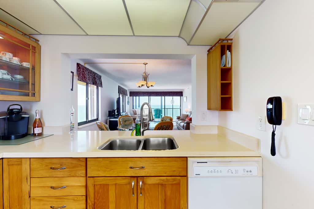 Oceanfront condo w stunning views fully equipped kitchen shared hot tub pool