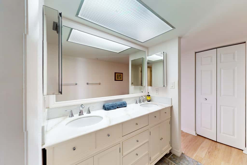 Oceanfront condo w stunning views fully equipped kitchen shared hot tub pool