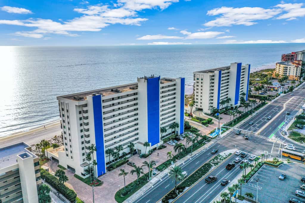 Oceanfront condo w stunning views fully equipped kitchen shared hot tub pool