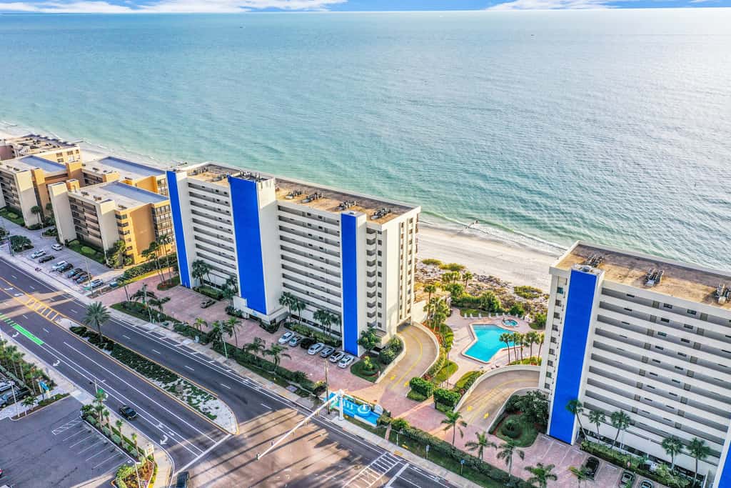 Oceanfront condo w stunning views fully equipped kitchen shared hot tub pool