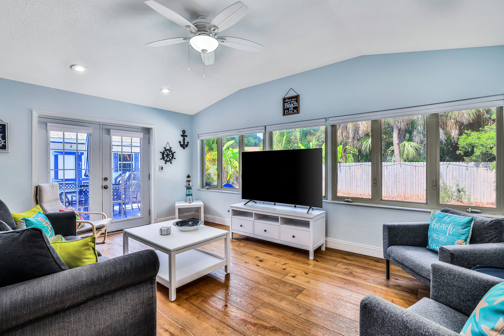 Dog friendly Oasis with Private Pool WiFi and Washer Dryer 5 Min to Beach