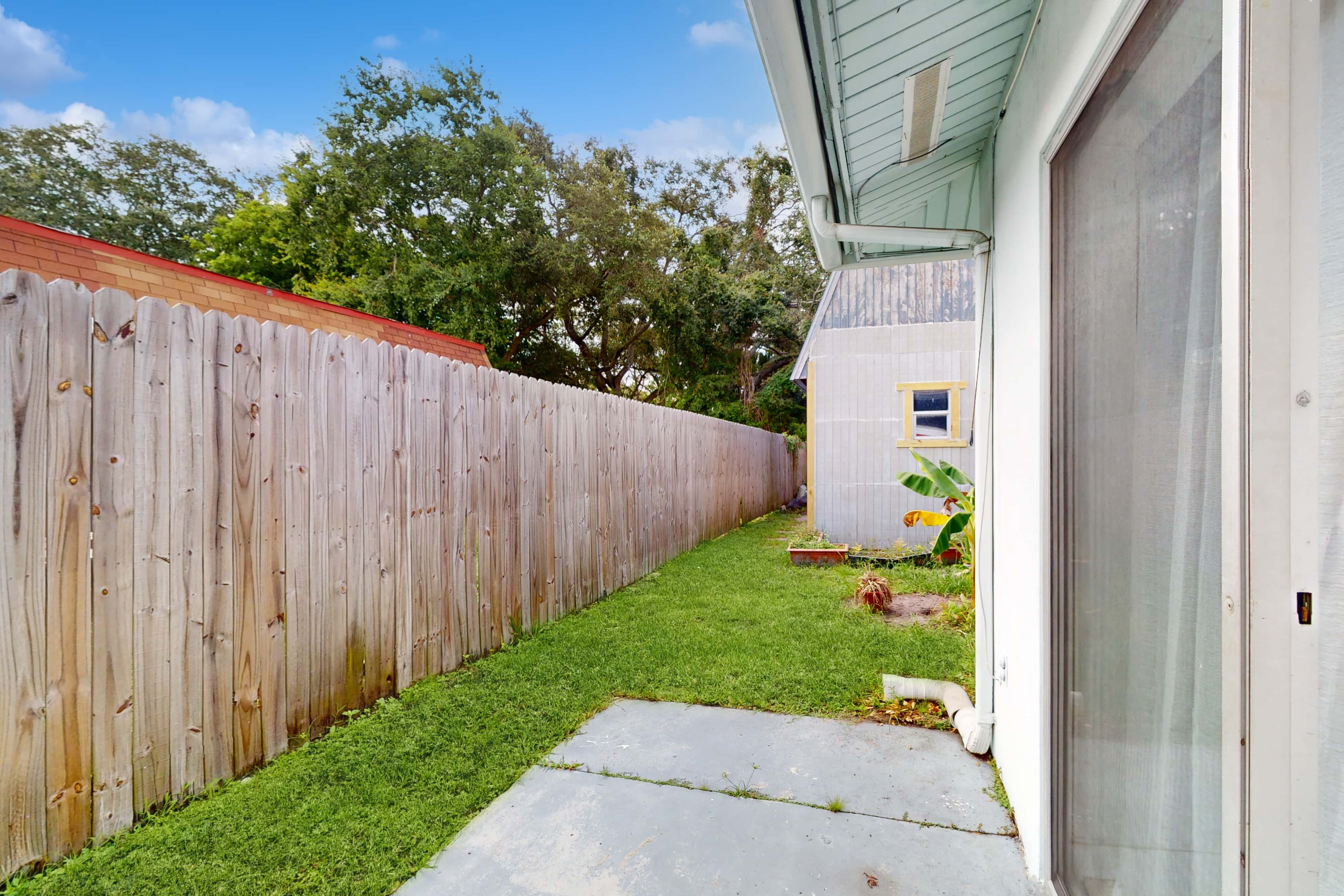 Centrally located dog friendly comfortable home with AC and WD