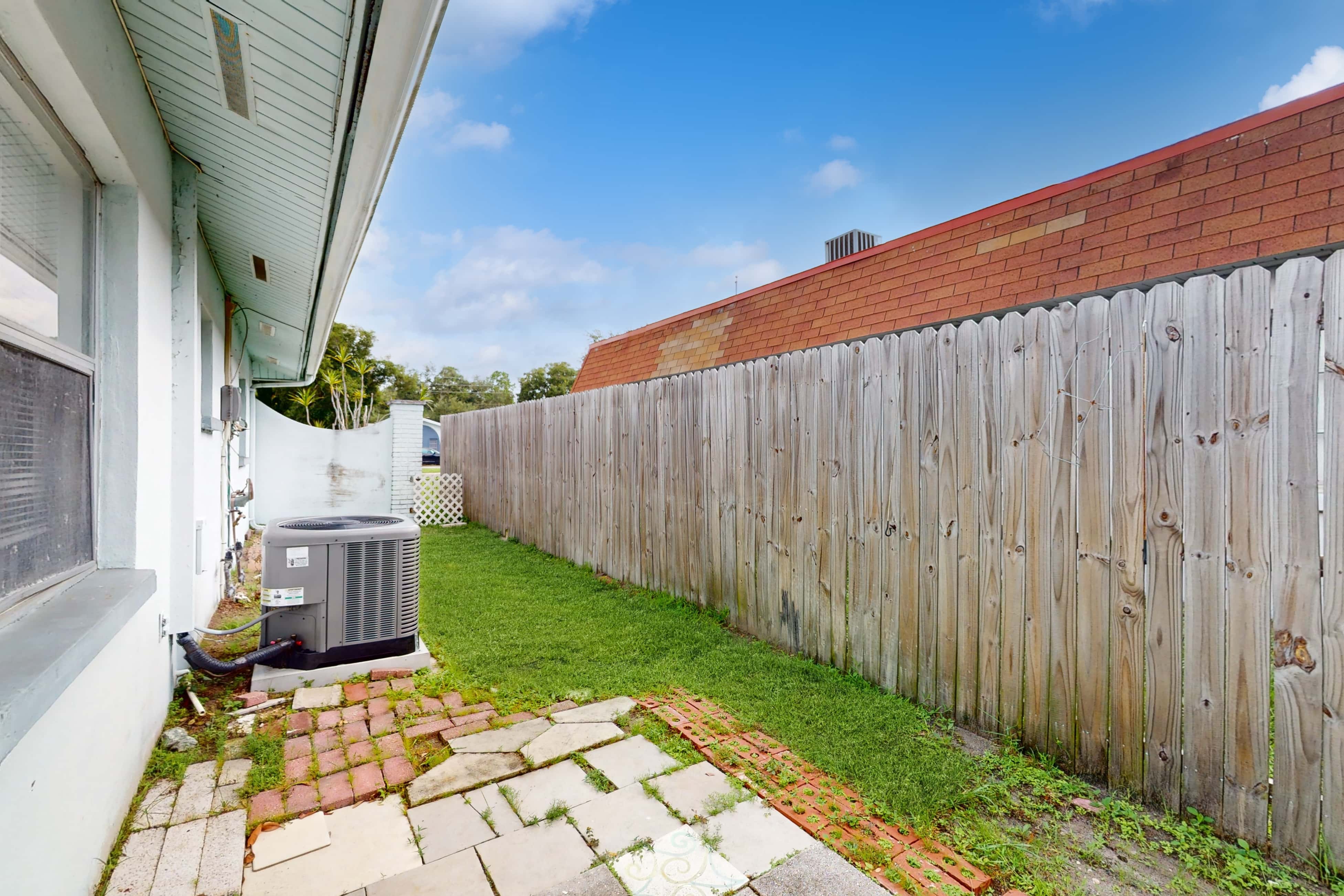 Centrally located dog friendly comfortable home with AC and WD