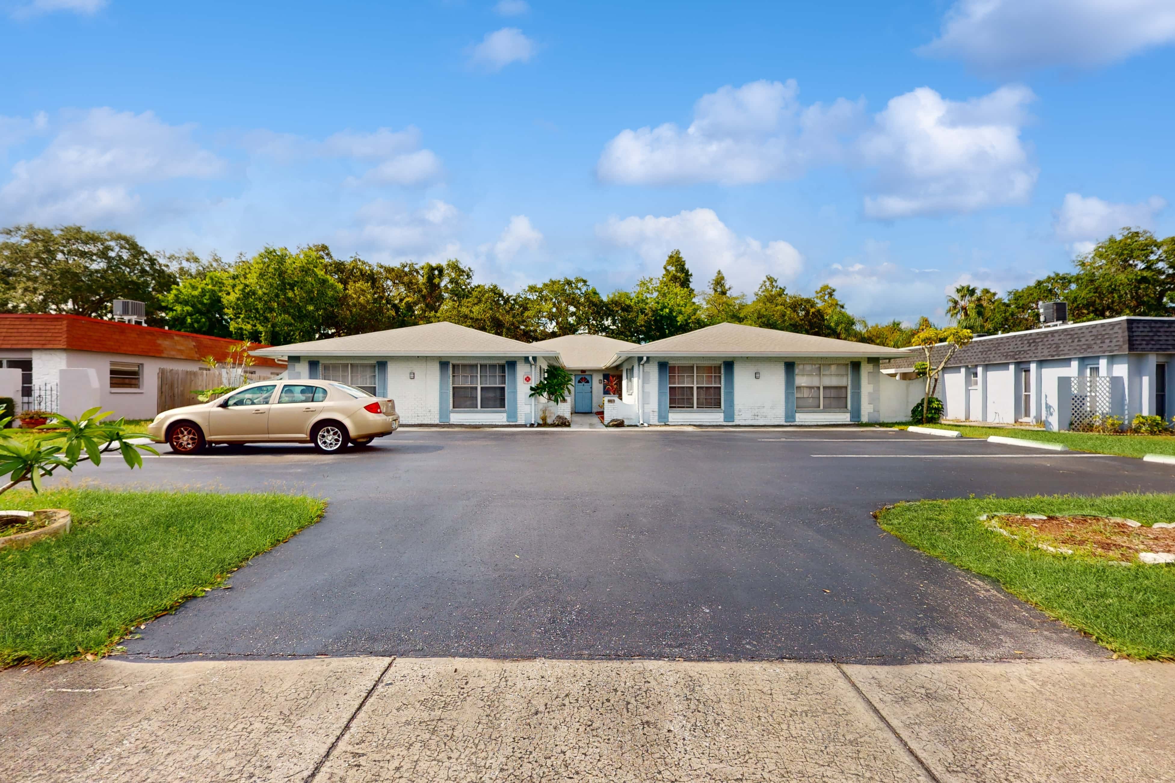 Centrally located dog friendly comfortable home with AC and WD