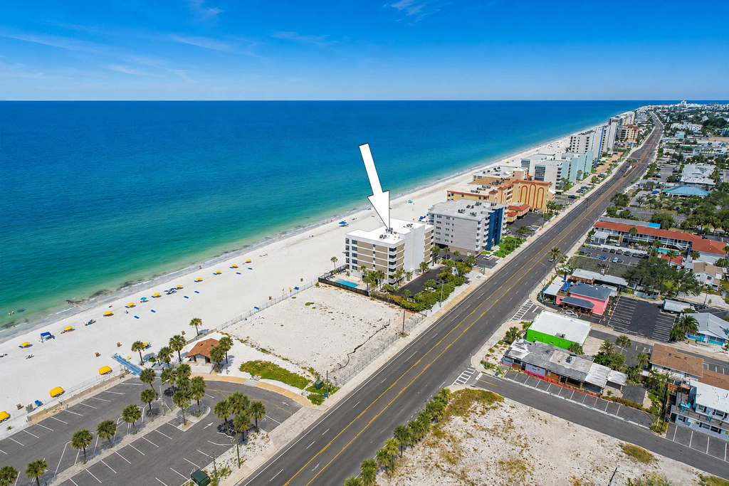 Beautiful oceanfront condo in Madeira Beach w balcony and pool