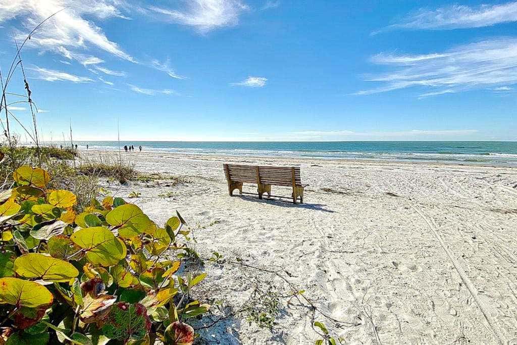 Corner condo with endless Gulf views full kitchen and balcony dogs welcome