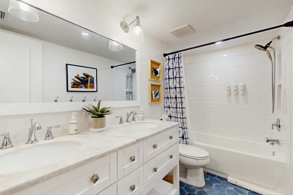 Dreamy condo with panoramic Gulf vIews and beachfront heated pool and spa