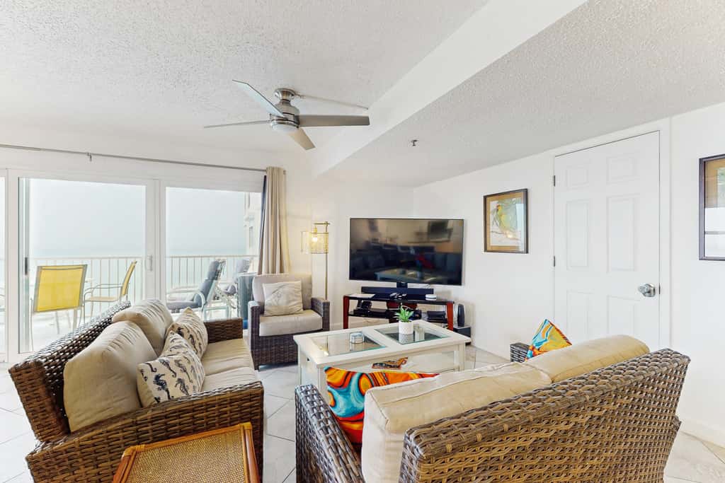 Beachfront condo with Gulf view balcony and central AC snowbirds OK