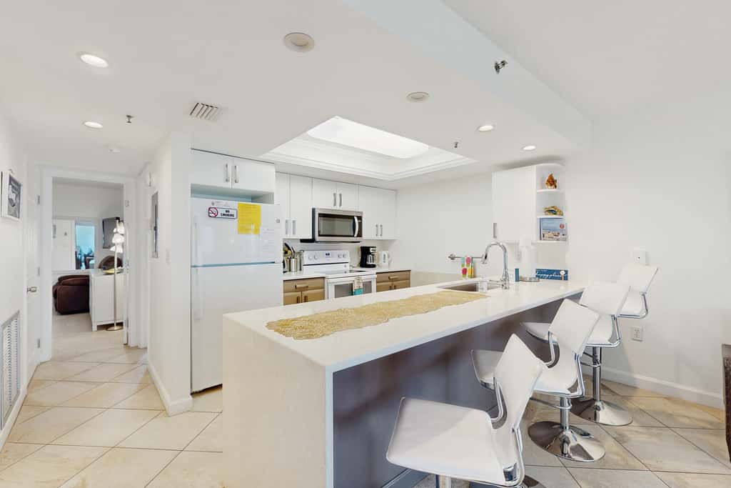 Beachfront condo with Gulf view balcony and central AC snowbirds OK