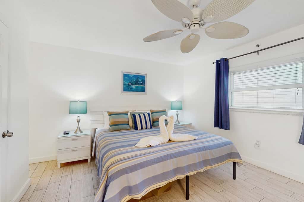 Beachfront condo with Gulf view balcony and central AC snowbirds OK