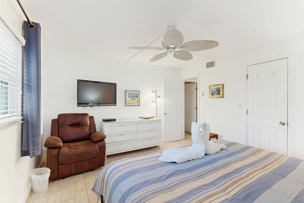 Beachfront condo with Gulf view balcony and central AC snowbirds OK