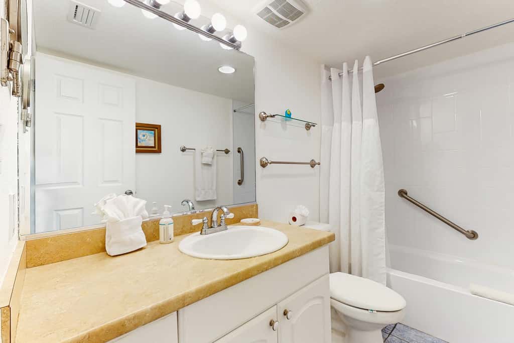 Beachfront condo with Gulf view balcony and central AC snowbirds OK