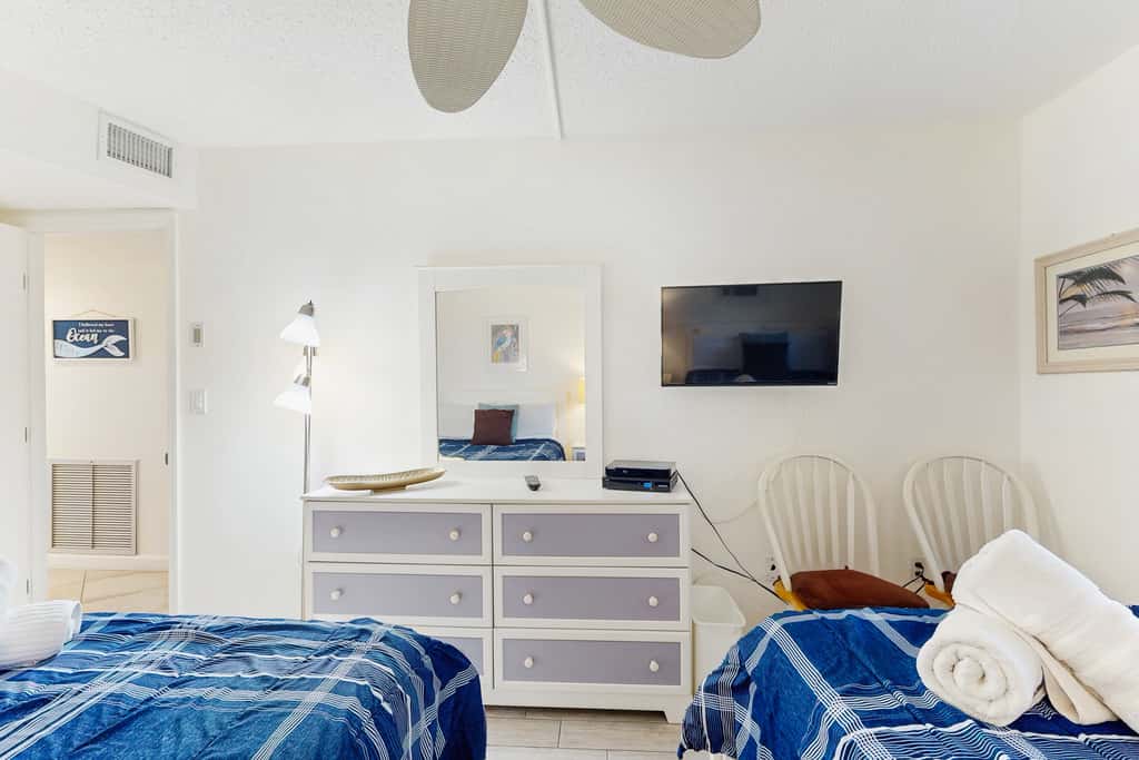 Beachfront condo with Gulf view balcony and central AC snowbirds OK