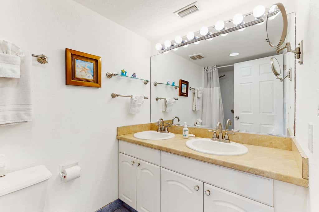 Beachfront condo with Gulf view balcony and central AC snowbirds OK