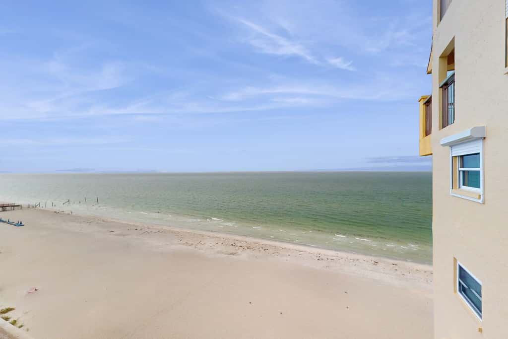 Beachfront condo with Gulf view balcony and central AC snowbirds OK