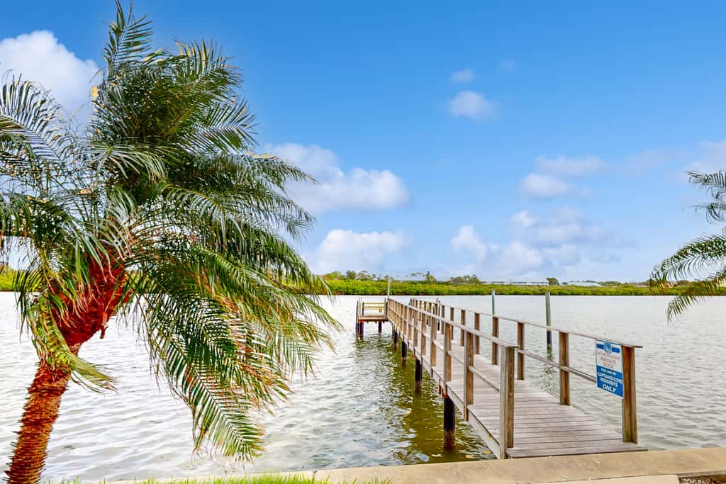 Snowbird friendly condo w Intracoastal and pool views heated pool dock and AC
