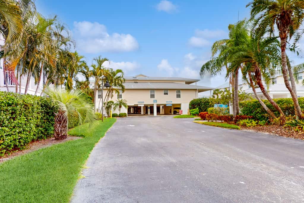 Snowbird friendly condo w Intracoastal and pool views heated pool dock and AC