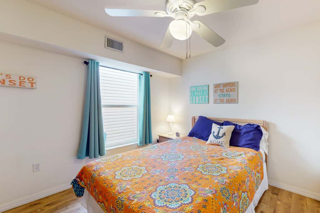 Snowbird friendly condo w Intracoastal and pool views heated pool dock and AC