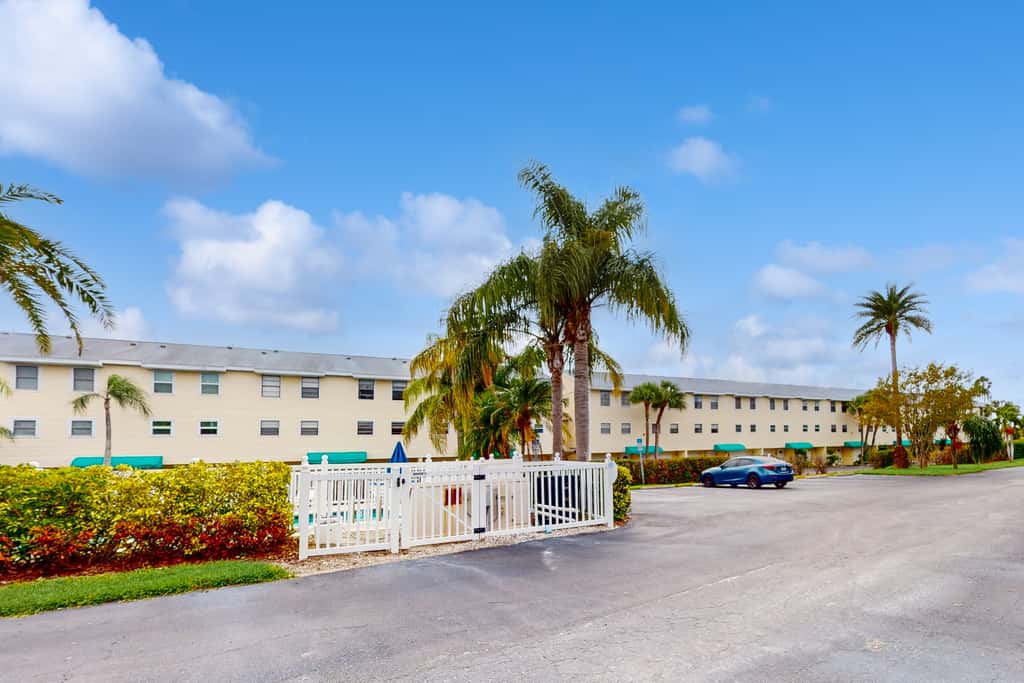 Snowbird friendly condo w Intracoastal and pool views heated pool dock and AC