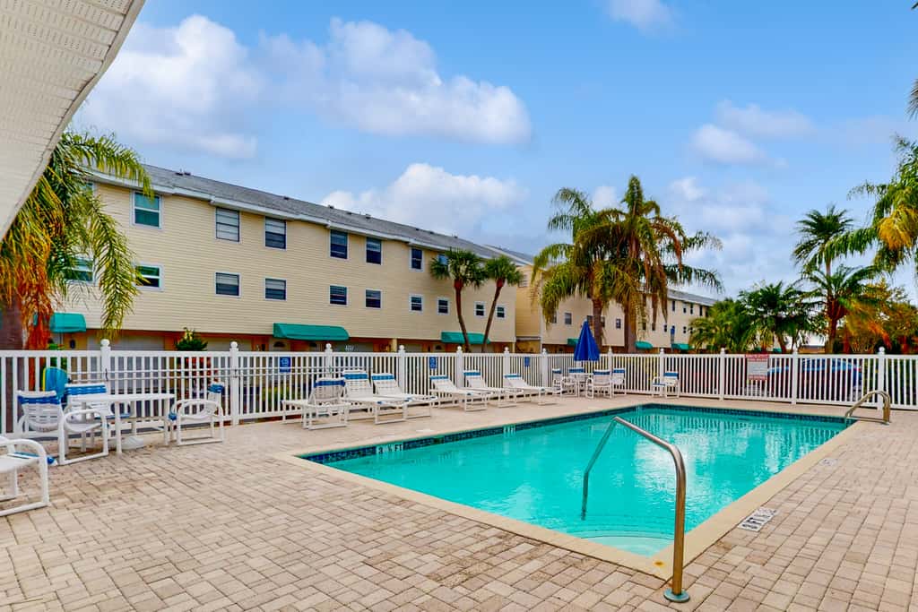 Snowbird friendly condo w Intracoastal and pool views heated pool dock and AC