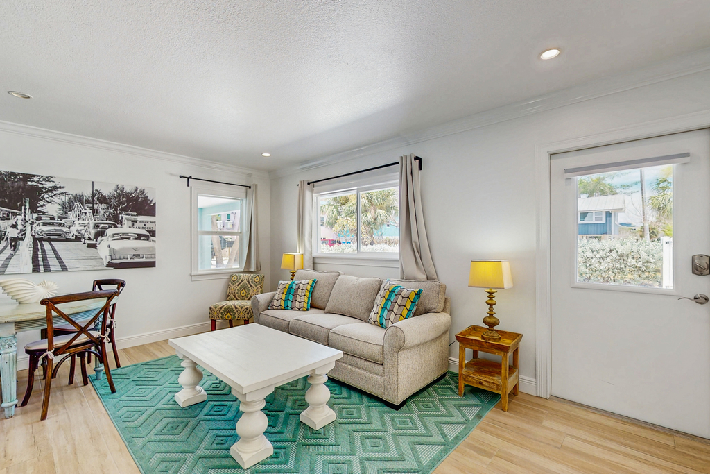 Spacious Gulf side condo beach access full kitchen and central AC