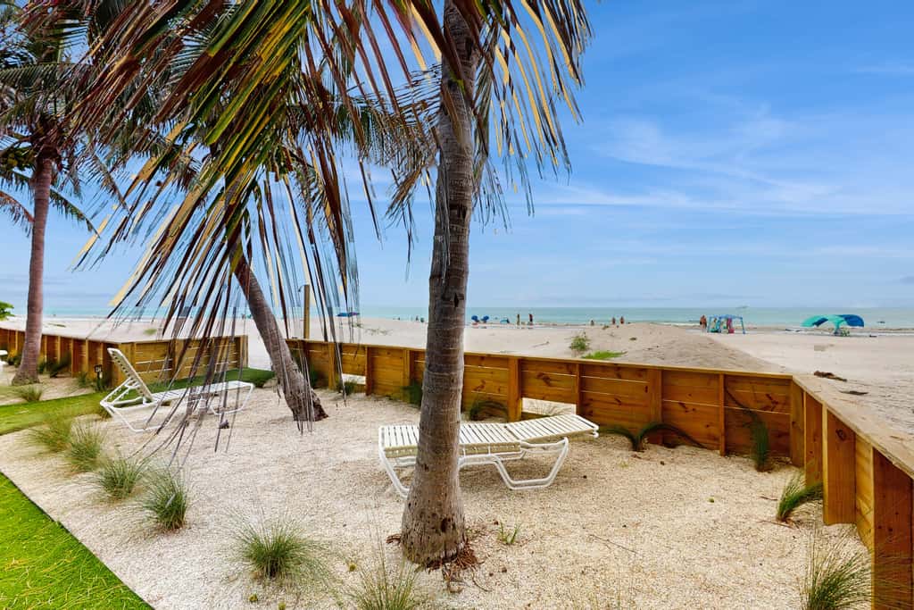 Gulf front condo ground floor beach access full kitchen and central AC