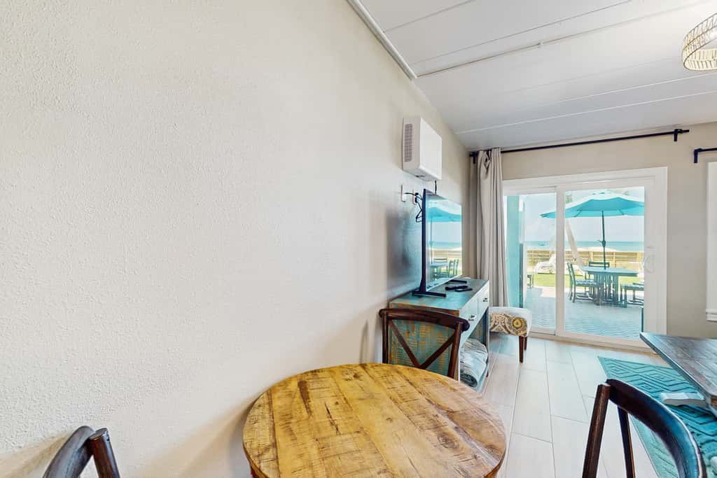 Gulf front condo ground floor beach access full kitchen and central AC