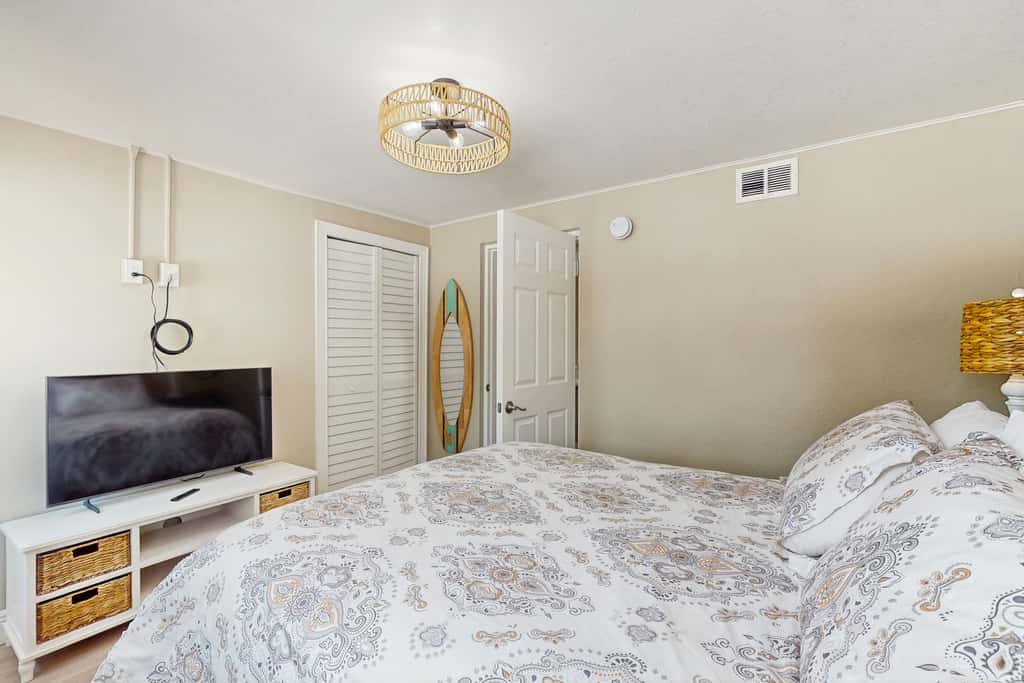 Gulf front condo ground floor beach access full kitchen and central AC
