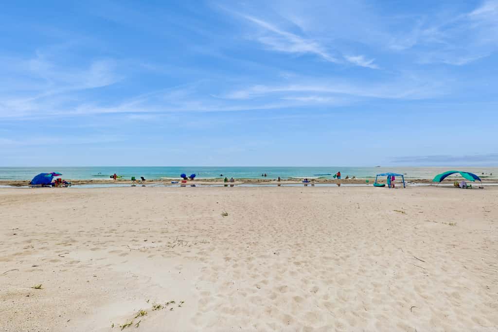 Beachfront condo Gulf views ground floor full kitchen and central AC