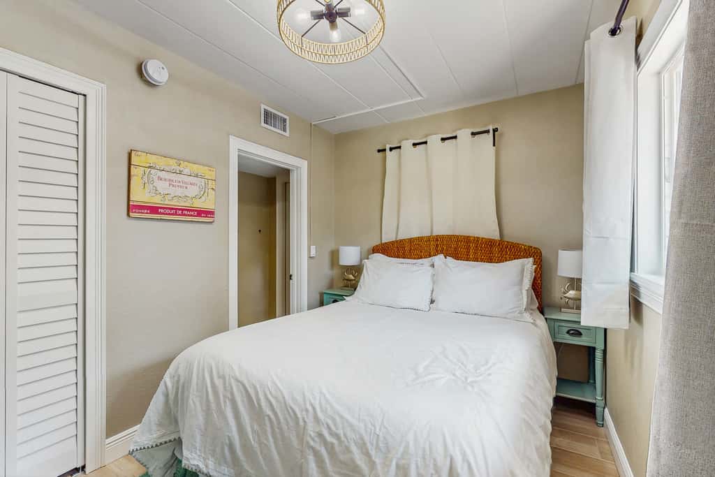 Beachfront condo Gulf views ground floor full kitchen and central AC