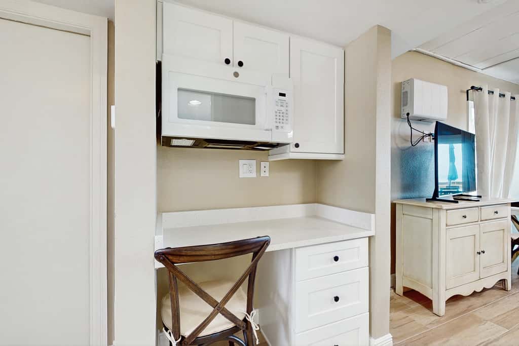 Gulf front condo with full kitchen and central AC
