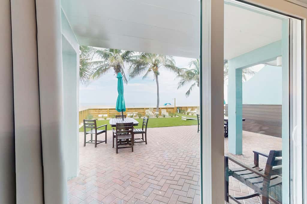 Gulf front condo with full kitchen and central AC
