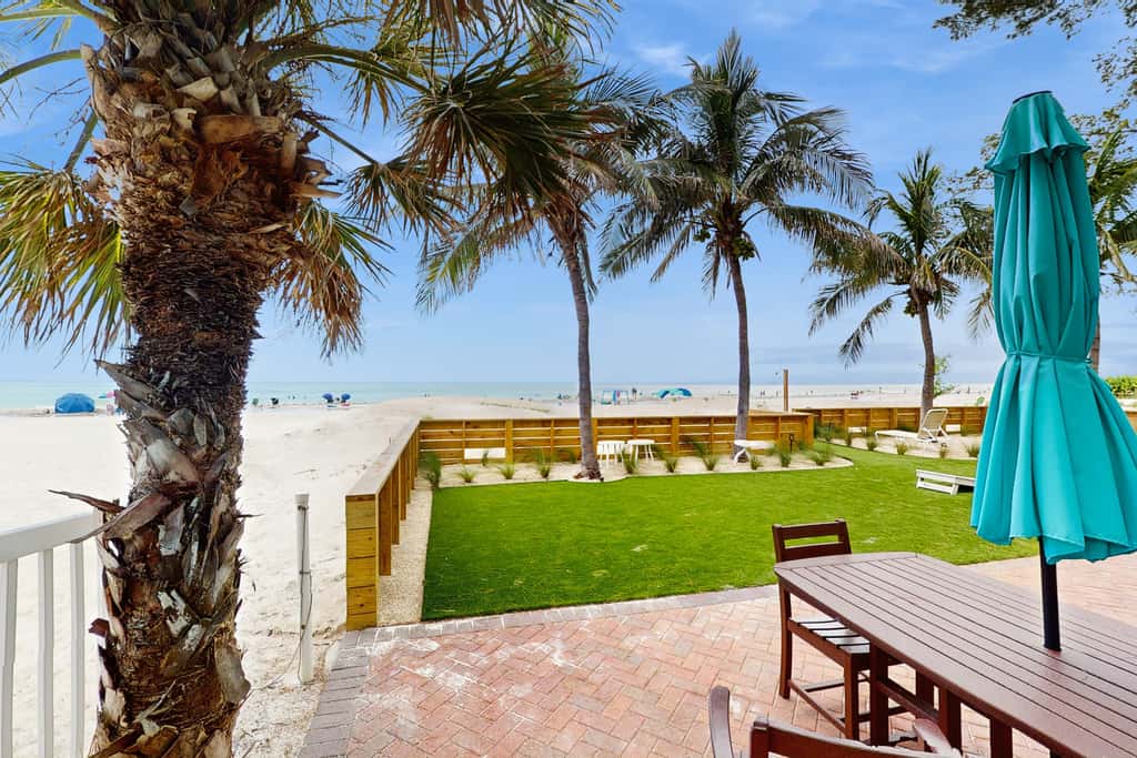 Gulf front condo with full kitchen and central AC