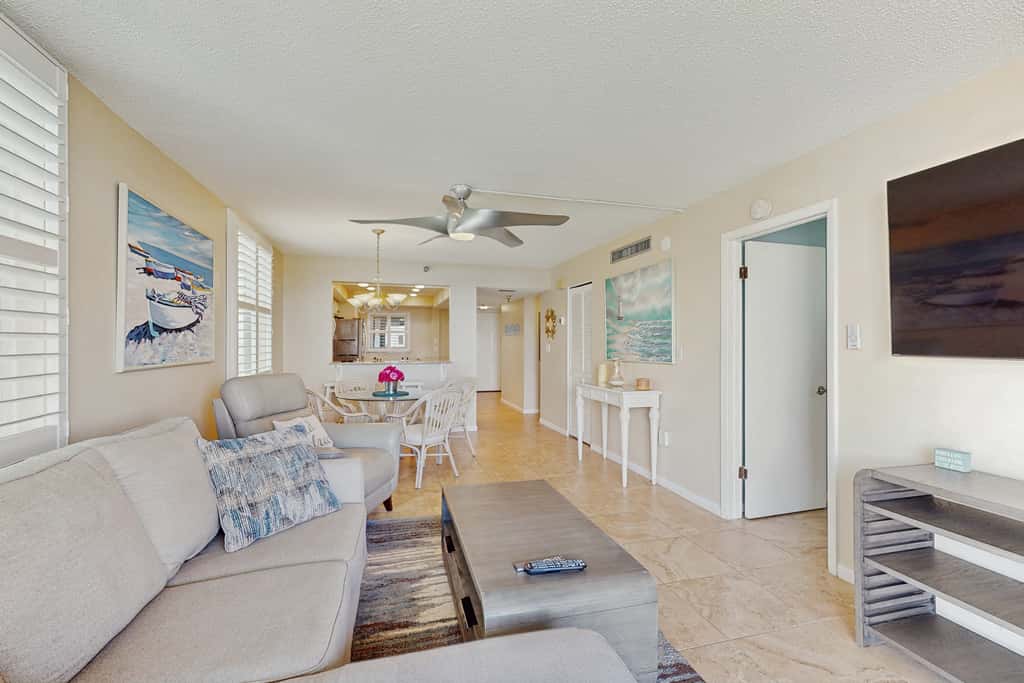 Snowbird friendly oceanfront gem with WiFi AC access to pool hot tub and dock