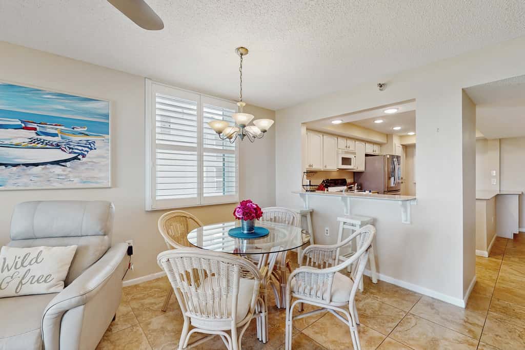 Snowbird friendly oceanfront gem with WiFi AC access to pool hot tub and dock