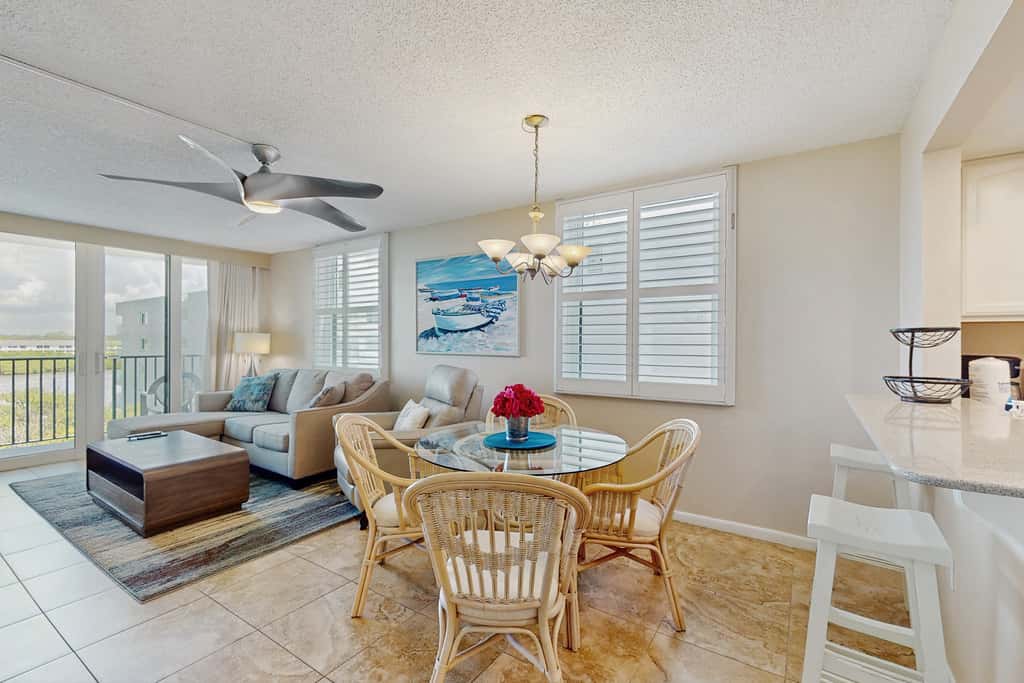 Snowbird friendly oceanfront gem with WiFi AC access to pool hot tub and dock