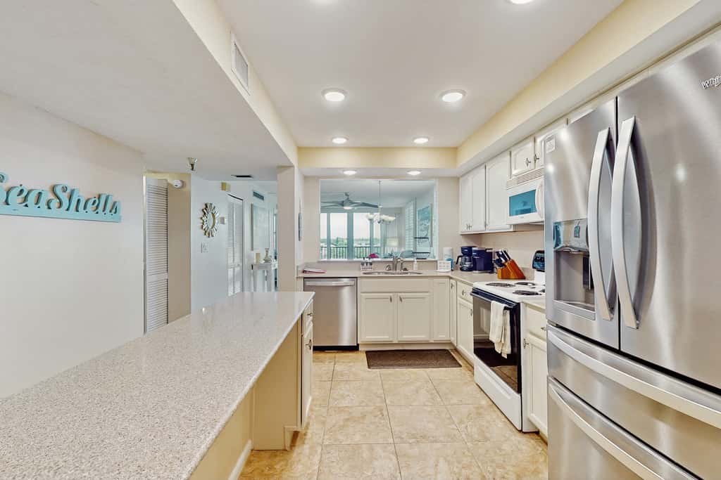 Snowbird friendly oceanfront gem with WiFi AC access to pool hot tub and dock