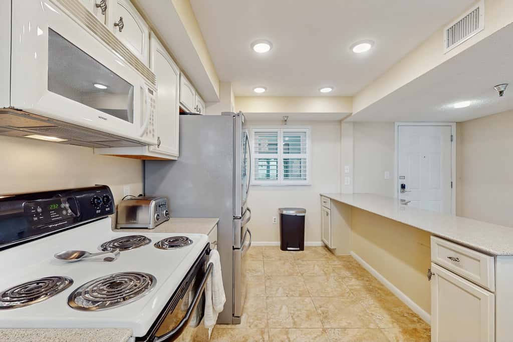 Snowbird friendly oceanfront gem with WiFi AC access to pool hot tub and dock
