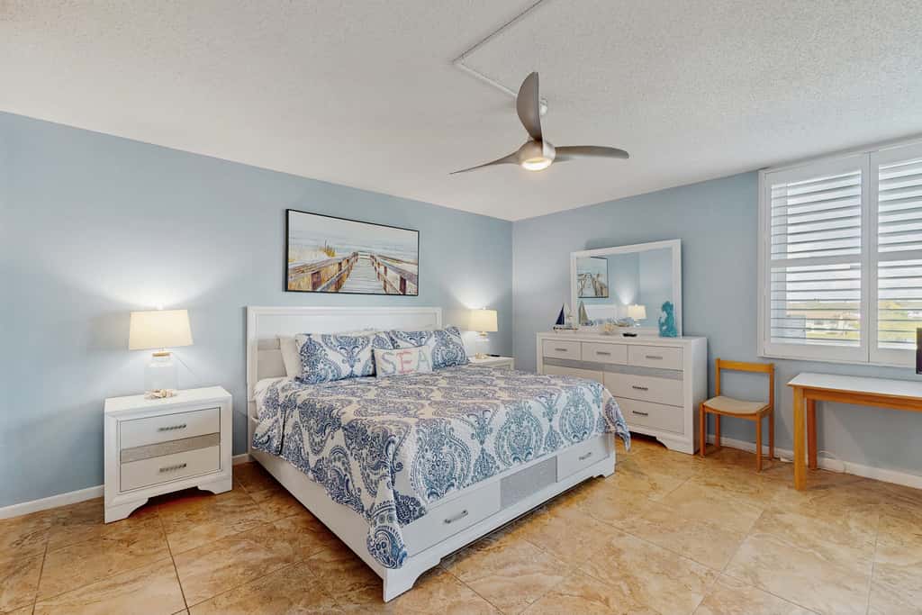 Snowbird friendly oceanfront gem with WiFi AC access to pool hot tub and dock