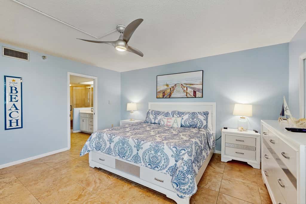 Snowbird friendly oceanfront gem with WiFi AC access to pool hot tub and dock