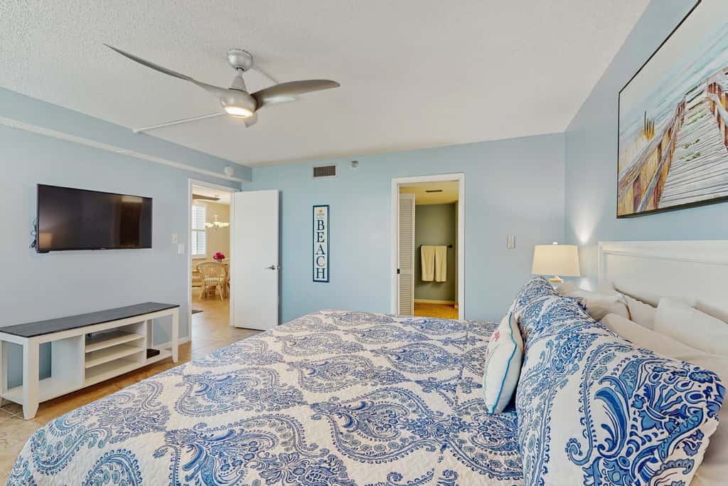 Snowbird friendly oceanfront gem with WiFi AC access to pool hot tub and dock