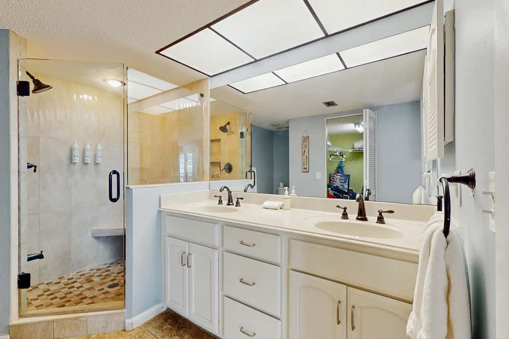 Snowbird friendly oceanfront gem with WiFi AC access to pool hot tub and dock