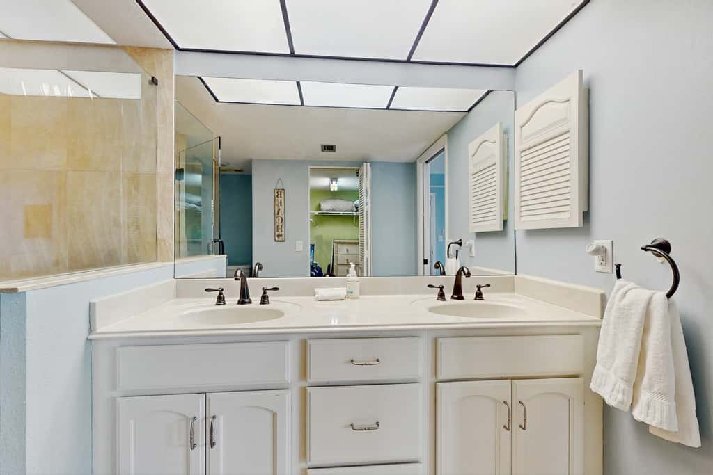 Snowbird friendly oceanfront gem with WiFi AC access to pool hot tub and dock