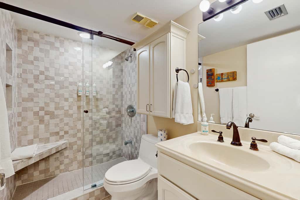 Snowbird friendly oceanfront gem with WiFi AC access to pool hot tub and dock